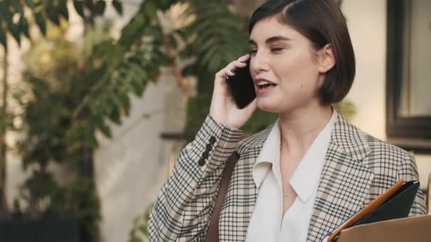 Seguimiento Toma Joven Mujer Negocios Mirando Feliz Hablando Teléfono Inteligente — Vídeo de stock