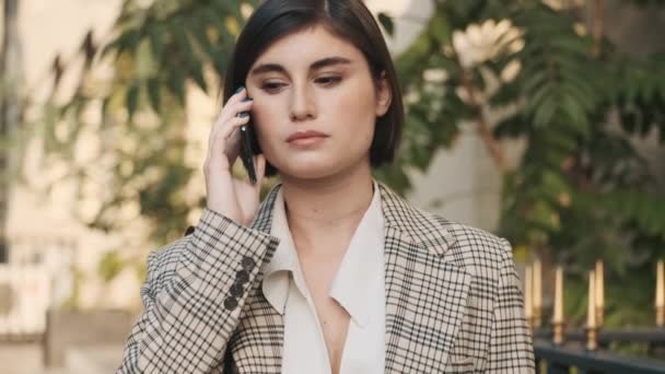 Seguimiento Tiro Mujer Negocios Elegante Buscando Confiado Hablando Por Teléfono — Vídeo de stock