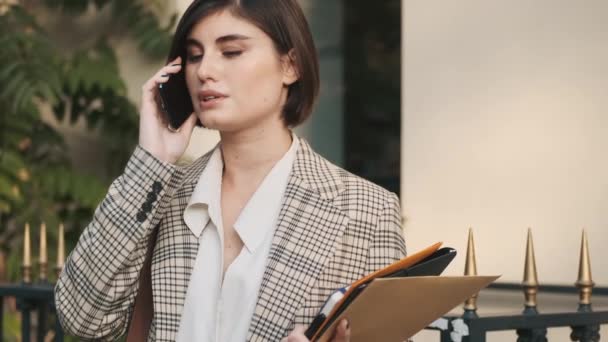 Mujer Joven Elegante Hablando Teléfono Inteligente Mientras Espera Socio Negocios — Vídeo de stock