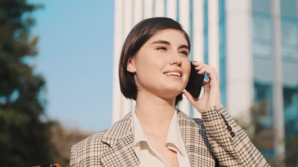 Young Beautiful Woman Managing Work Process Talking Smartphone Walk City — Stock Video