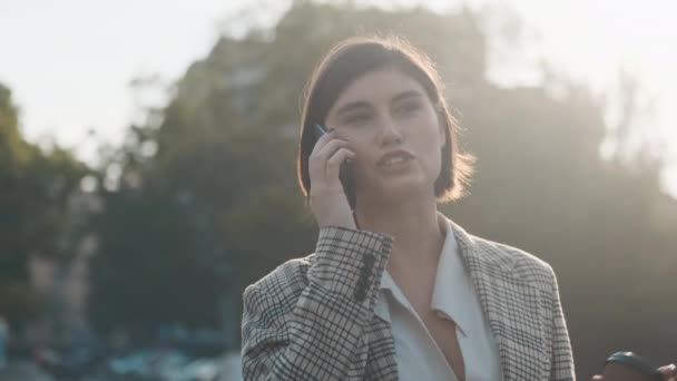 Belle Dame Élégante Parlant Sur Smartphone Marchant Dans Rue Ville — Video