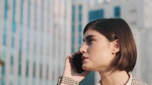 Tracking Shot Hermosa Mujer Negocios Hablando Teléfonos Inteligentes Resolver Problemas — Vídeo de stock