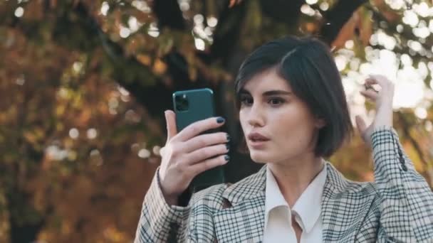 Jeune Belle Femme Affaires Prétendant Regarder Dans Caméra Frontale Smartphone — Video