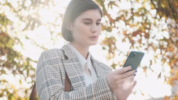 Mladá Atraktivní Byznysmena Šťastná Hodně Smskuje Smartphone Venku Úspěšná Žena — Stock video