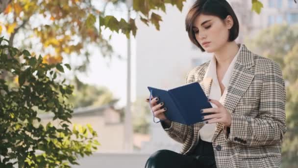 Joven Mujer Negocios Hermosa Vestida Con Chaqueta Cuadros Sentada Calle — Vídeo de stock