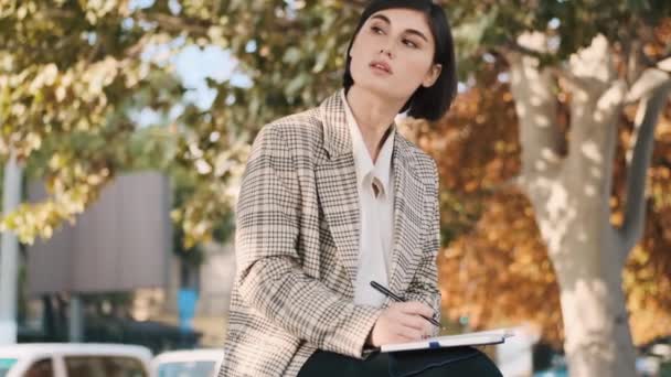 Jeune Belle Femme Affaires Vêtue Plaid Blazer Assis Sur Rue — Video