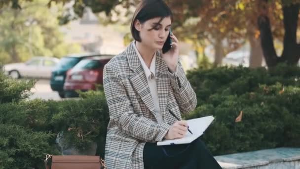 Giovane Avvocato Donna Elegante Parlare Telefono Con Clienti Prendere Appunti — Video Stock