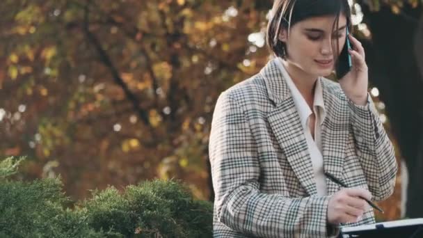 Tracking Shot Joven Hermosa Mujer Negocios Vestida Con Chaqueta Cuadros — Vídeo de stock