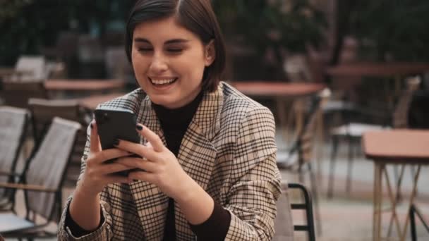 Jeune Femme Affaires Souriante Regardant Heureux Bavarder Avec Des Amis — Video