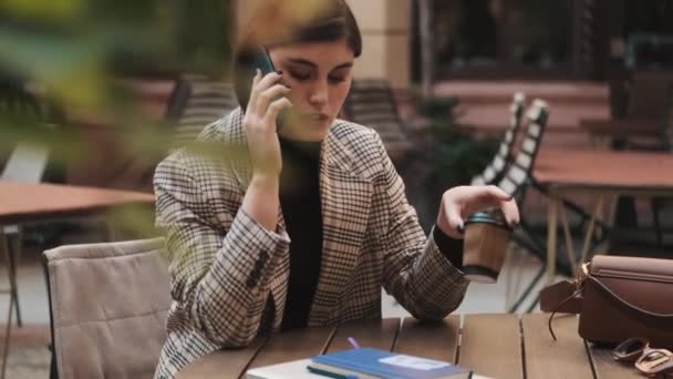 Joven Mujer Negocios Elegante Sentado Acogedora Cafetería Aire Libre Hablando — Vídeos de Stock