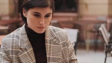 Cafe 'de laptopla çalışırken kendine güvenen muhteşem bir iş kadınının portresi.