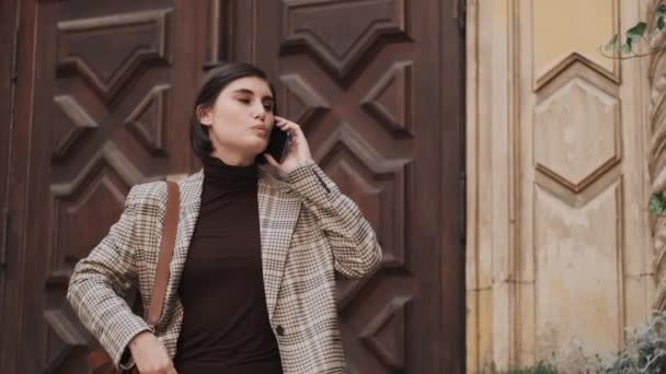 Молода Стильна Жінка Агента Нерухомості Розмовляє Клієнтами Телефону Чекаючи Міській — стокове відео