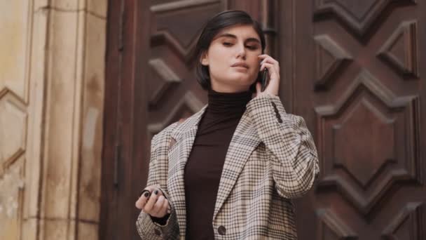 Joven Mujer Negocios Elegante Hablando Teléfono Inteligente Ocultando Llaves Bolso — Vídeo de stock