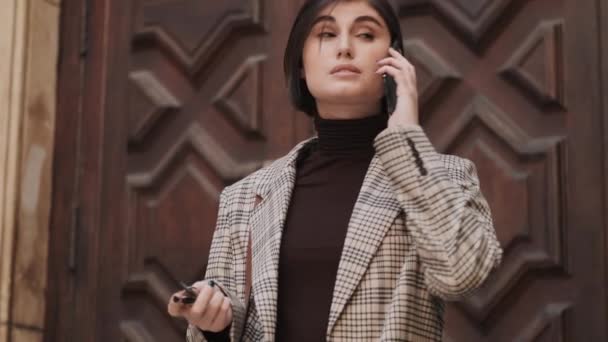 Joven Mujer Negocios Elegante Hablando Teléfono Inteligente Escondiendo Llaves Bolso — Vídeo de stock