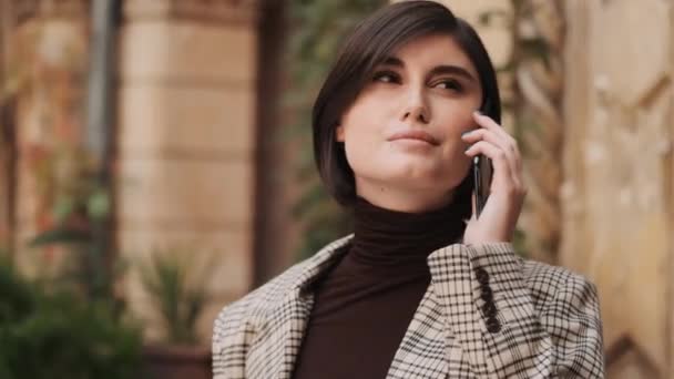 Tracking Shot Moderna Mujer Negocios Hablando Por Teléfono Mientras Espera — Vídeo de stock