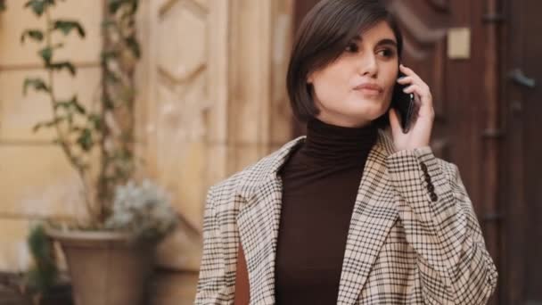 Nádherná Stylová Podnikatelka Hledá Sebevědomé Mluvení Telefonu Pomalu Kráčí Útulné — Stock video