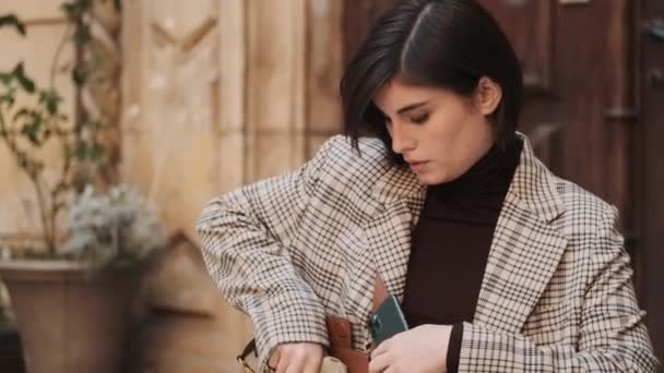 Hermosa Mujer Negocios Elegante Vestida Con Una Chaqueta Cuadros Que — Vídeo de stock