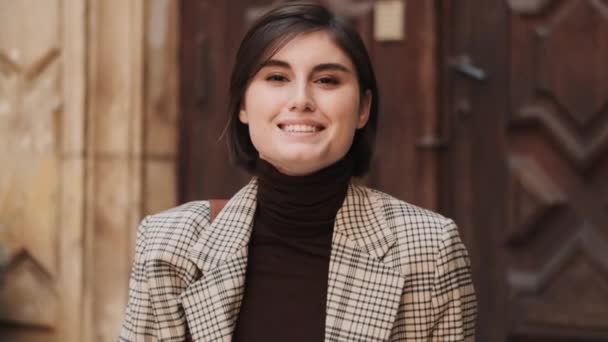 Portrét Krásné Usmívající Podnikatelky Sobě Rolák Svetr Vypadá Šťastný Pózování — Stock video