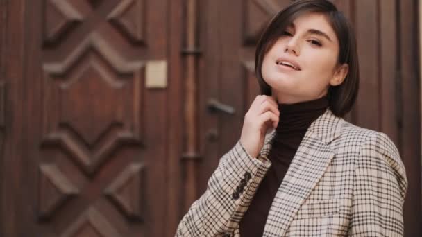 Hermosa Chica Morena Vestida Con Blaizer Cuadros Suéter Cuello Alto — Vídeo de stock