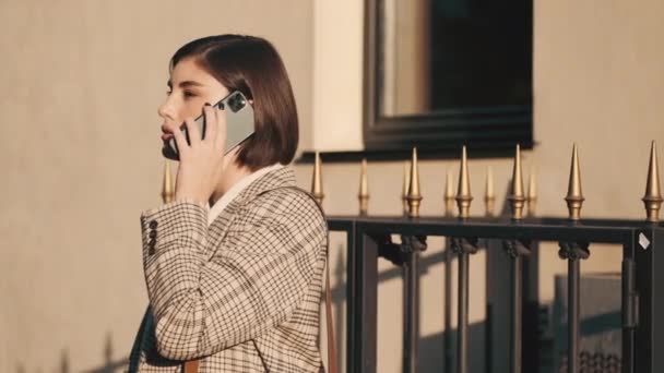 Joven Mujer Negocios Hermosa Con Teléfono Inteligente Esperando Taxi Calle — Vídeo de stock