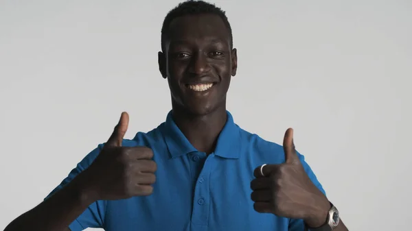 Atractivo Chico Afroamericano Sonriente Felizmente Mostrando Pulgares Hacia Arriba Cámara — Foto de Stock