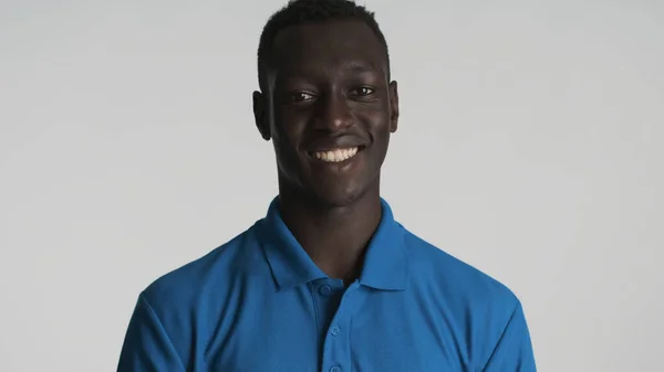 Retrato Del Hombre Afroamericano Guapo Sonriendo Ampliamente Cámara Sobre Fondo — Foto de Stock