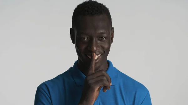 Guapo Chico Afroamericano Astuto Mostrando Gesto Silencio Cámara Sonriendo Aislado — Foto de Stock