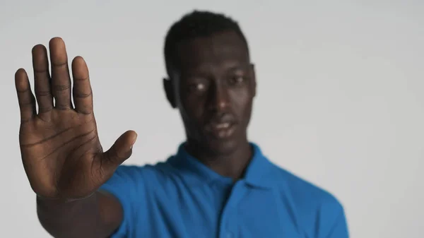 Joven Hombre Afroamericano Serio Mostrando Mano Cámara Sobre Fondo Blanco — Foto de Stock