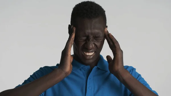 Beyaz Arka Planda Baş Ağrısı Gösteren Depresif Afrikalı Amerikalı Bir — Stok fotoğraf