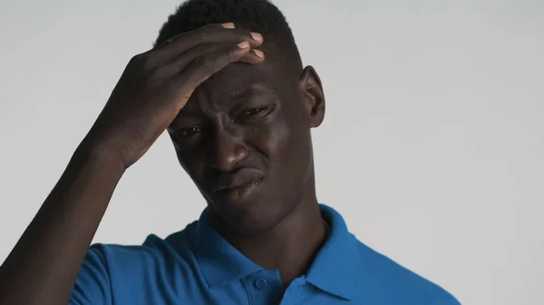 Retrato Afroamericano Molesto Que Siente Dolor Cabeza Sobre Fondo Blanco — Foto de Stock