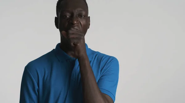 Νεαρός Βαρετός Αφροαμερικανός Χασμουριέται Και Καλύπτει Στόμα Χέρι Απομονώνεται Λευκό — Φωτογραφία Αρχείου