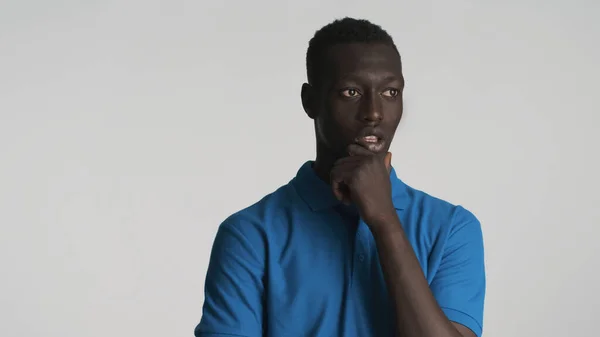 Joven Hombre Afroamericano Reflexivo Frotando Barbilla Pensando Cámara Sobre Fondo — Foto de Stock