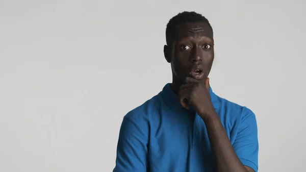 Genç Afro Amerikalı Adam Düşünceli Bir Şekilde Çenesini Ovalıyor Beyaz — Stok fotoğraf