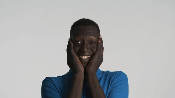 Podekscytowany Afroamerykaninem Wyglądającym Zaskoczonego Kamerą Uśmiechniętym Białym Tle Nie Mogę — Zdjęcie stockowe