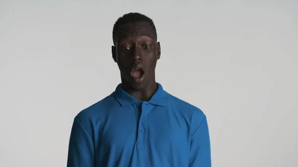Ung Chockad Afroamerikansk Man Med Öppen Mun Ser Förvånad Kameran — Stockfoto