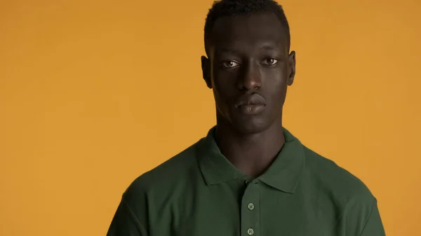 Genç Ciddi Afro Amerikalı Bir Adam Sarı Arka Planda Izole — Stok fotoğraf