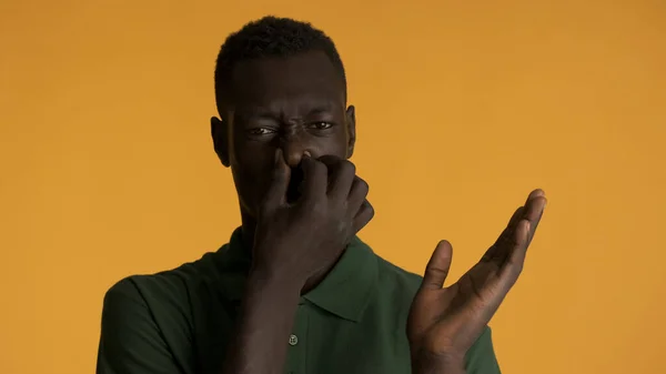 Genç Afro Amerikalı Adam Kötü Koku Yüzünden Burnunu Çimdikliyor Renkli — Stok fotoğraf