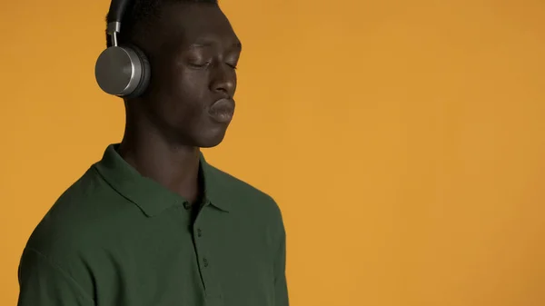 Atractivo Chico Afroamericano Con Estilo Auriculares Cerrando Los Ojos Escuchando — Foto de Stock