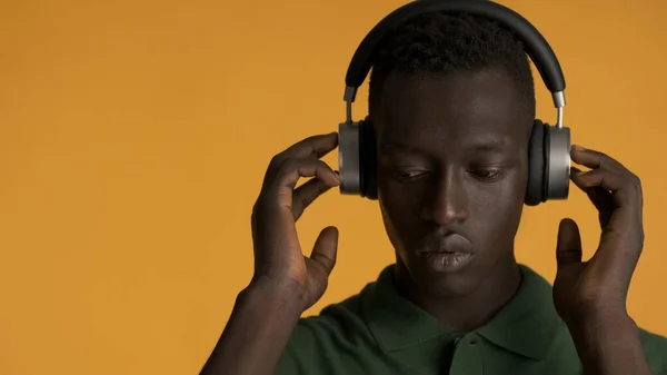 Primer Plano Guapo Afroamericano Chico Buscando Seria Escuchar Música Auriculares — Foto de Stock