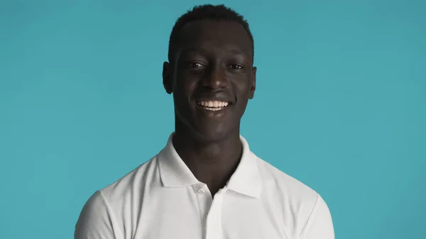 Beyaz Tişörtlü Afro Amerikan Adam Mavi Arka Planda Mutlu Görünüyor — Stok fotoğraf