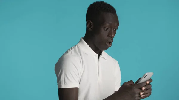 Chico Afroamericano Sorprendido Mirando Sorprendido Compra Bienes Venta Utilizando Teléfono — Foto de Stock