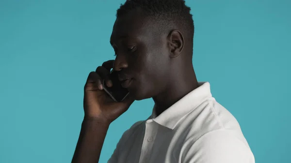 Vista Lateral Del Atractivo Chico Afroamericano Hablando Teléfono Inteligente Aislado — Foto de Stock