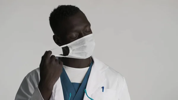 Jeune Afro Américain Homme Médecin Fatigué Décoller Masque Médical Isolé — Photo