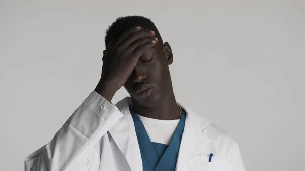 Portait Joven Afroamericano Doctor Buscando Cansado Después Trabajo Aislado Sobre — Foto de Stock
