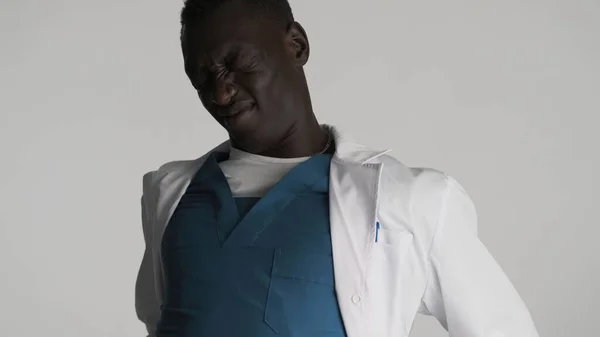 Młody Zmęczony Afroamerykanin Mężczyzna Lekarz Mundurze Robi Fizyczne Szarpanie Kamery — Zdjęcie stockowe