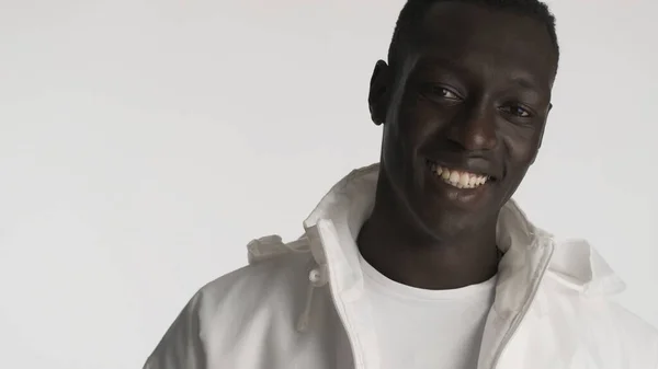 Guapo Chico Afroamericano Elegante Vestido Con Ropa Casual Sonriendo Cámara — Foto de Stock