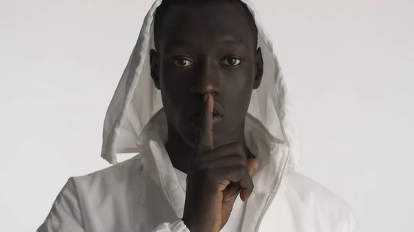 Portrét Vážně Stylového Afroameričana Ukazujícího Bílém Pozadí Gesto Mlčení Ticho — Stock fotografie
