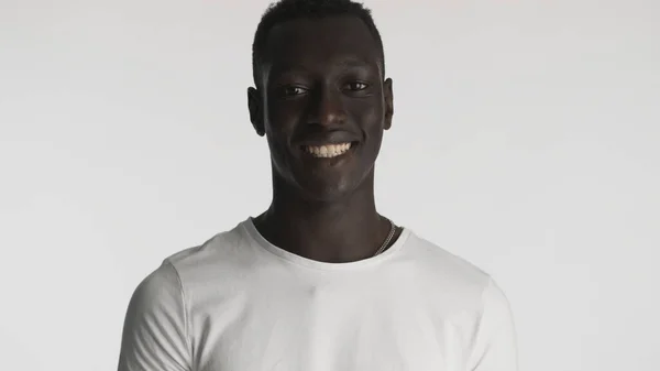 Beyaz Tişörtlü Yakışıklı Afro Amerikan Adam Beyaz Arka Planda Mutlu — Stok fotoğraf