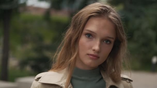 Gyönyörű Elegáns Lány Keres Érzéki Pózol Kamera Városi Parkban Fiatal — Stock videók