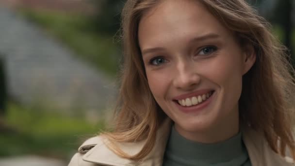 Retrato Bela Menina Loira Olhando Feliz Sorrindo Câmera Durante Caminhada — Vídeo de Stock